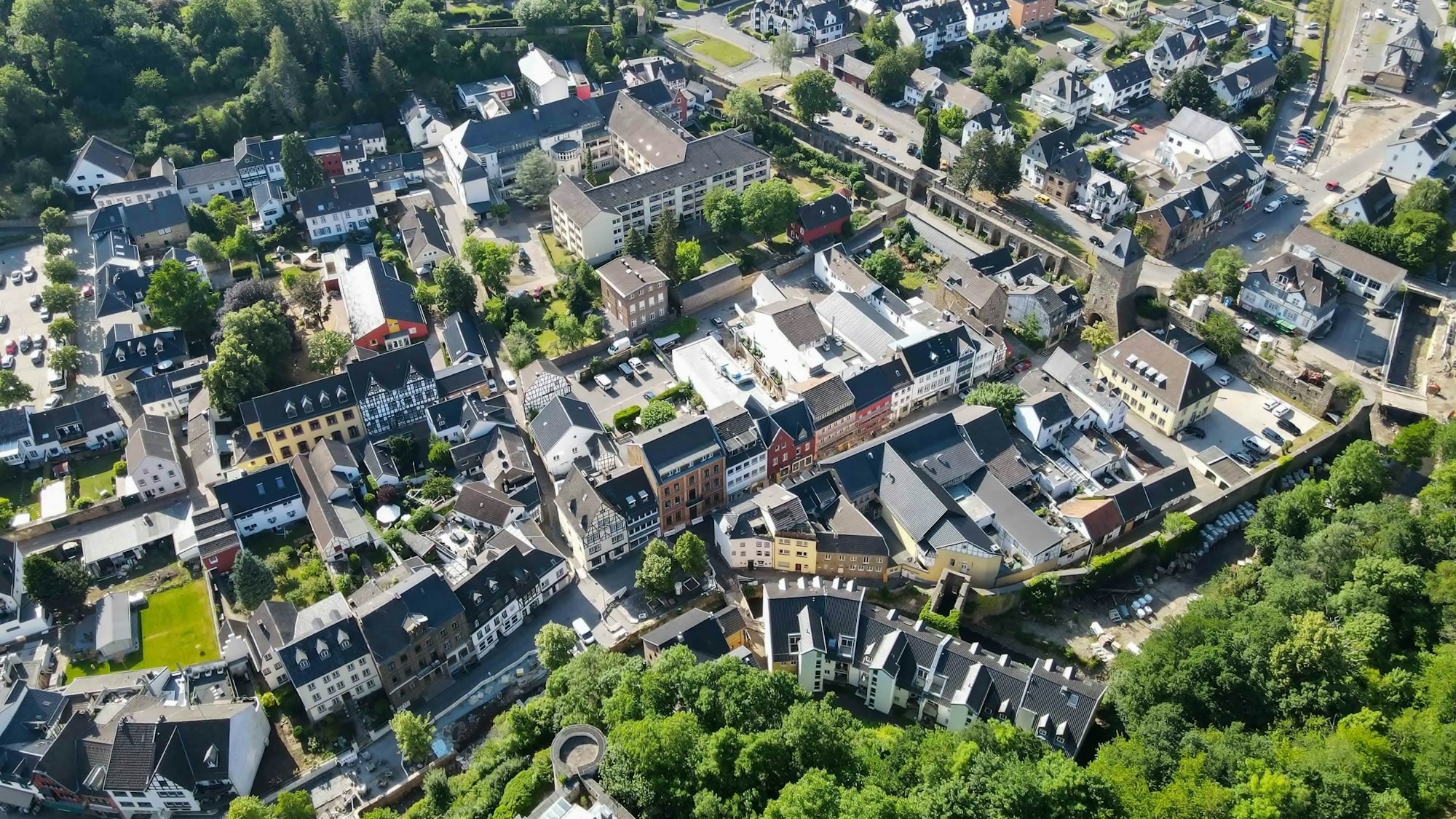 Ein Luftbild der Stadt Bad Münstereifel, aufgenommen im Jahr 2022.