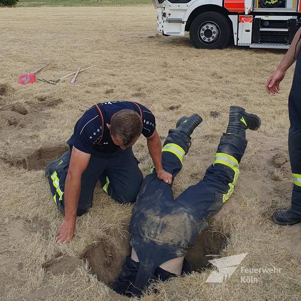 Voller Körpereinsatz war bei der Rettung des Hundes nötig.