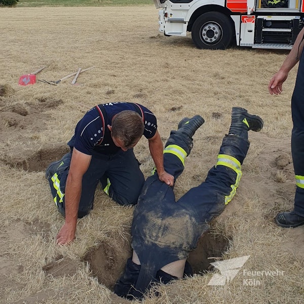 Voller Körpereinsatz war bei der Rettung des Hundes nötig.
