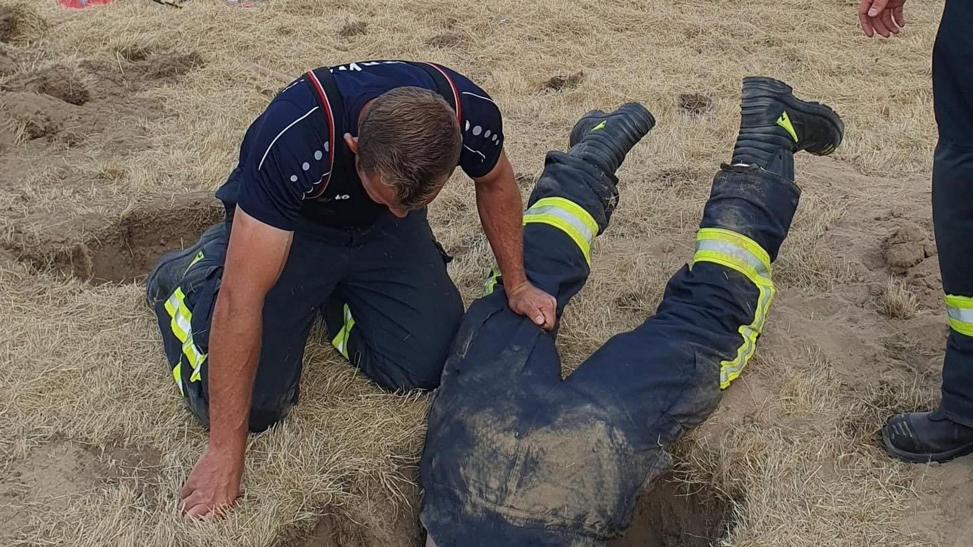 Voller Körpereinsatz war bei der Rettung des Hundes nötig.