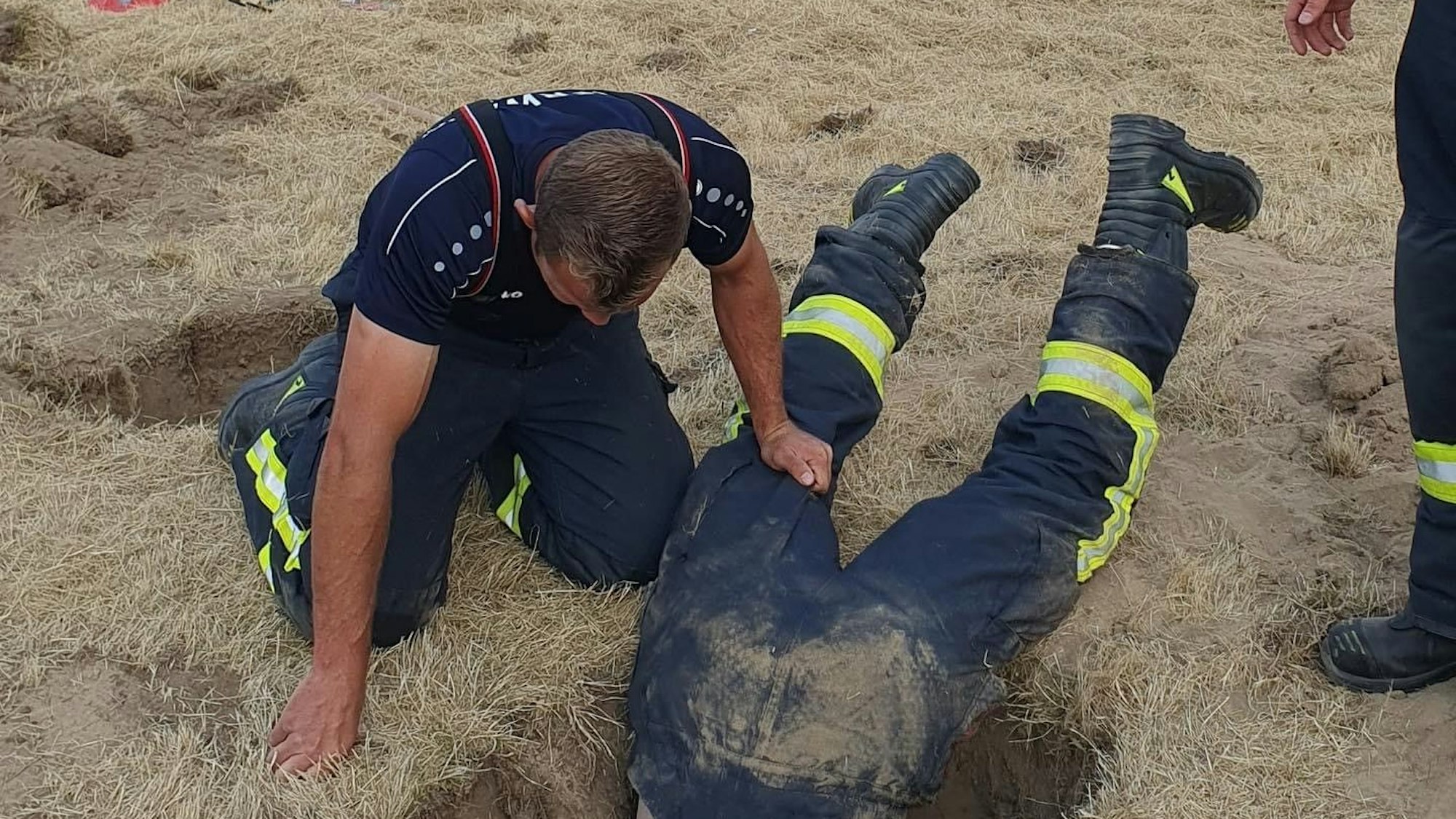 Voller Körpereinsatz war bei der Rettung des Hundes nötig.