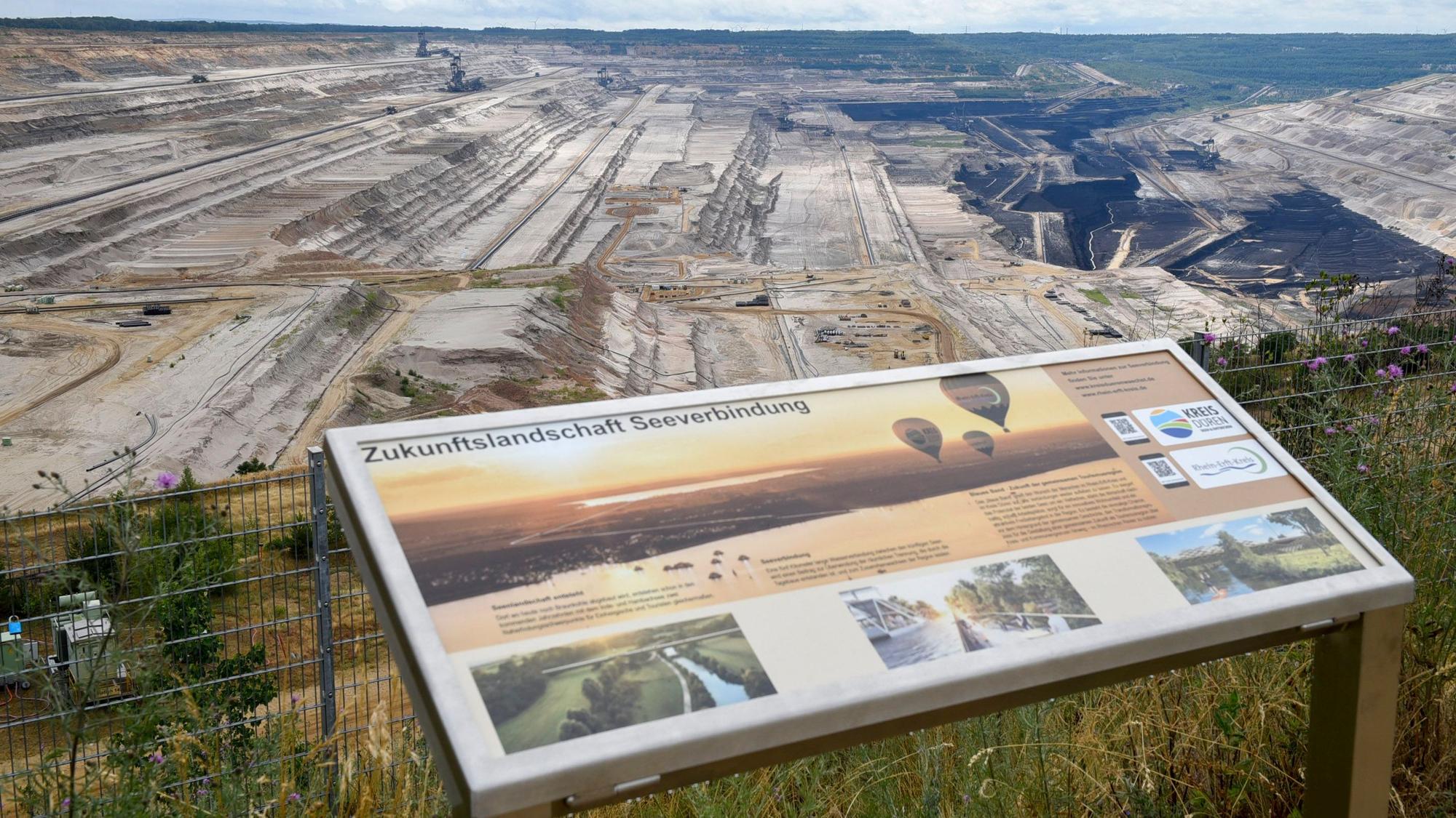 Der Blick in den Tagebau Hambach lohnt einen Ausflug nach Terra Nova, doch um die Rahmenvereinbarungen mit zwischen RWE und Anrainerstädten gibt es Streit.