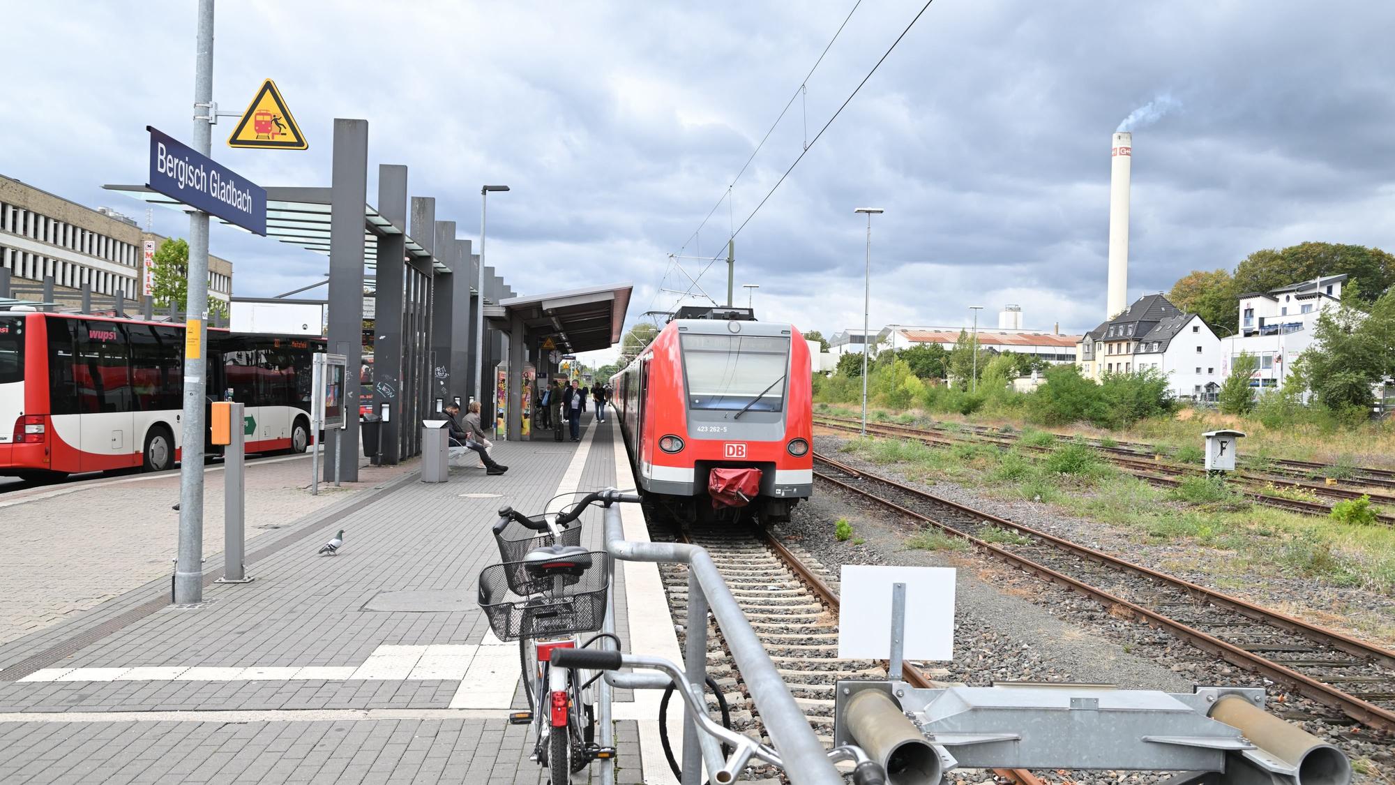 Das Foto zeigt den Bahnhof in Bergisch Gladbach