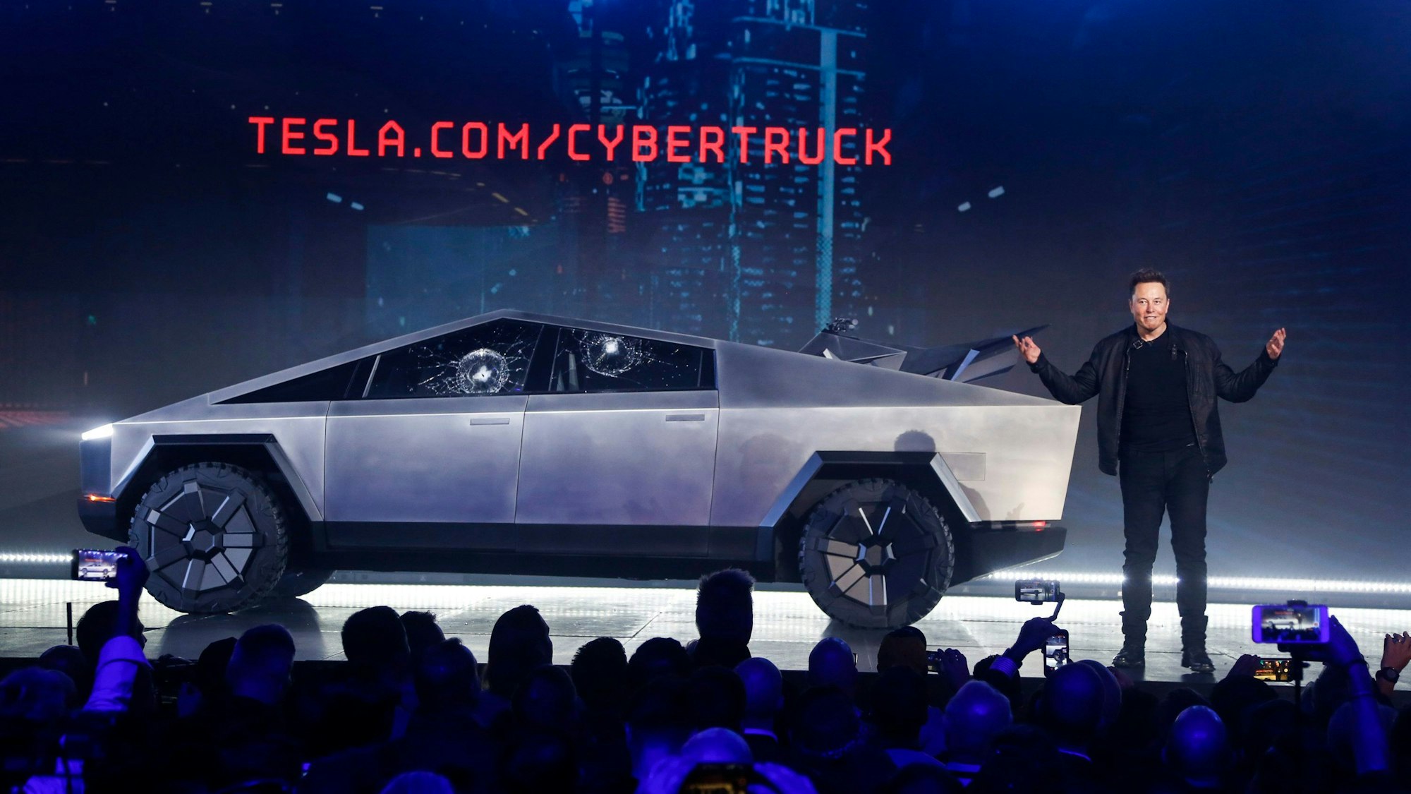 Elon Musk, CEO von Tesla, stellt den Cybertruck im Designstudio von Tesla vor.