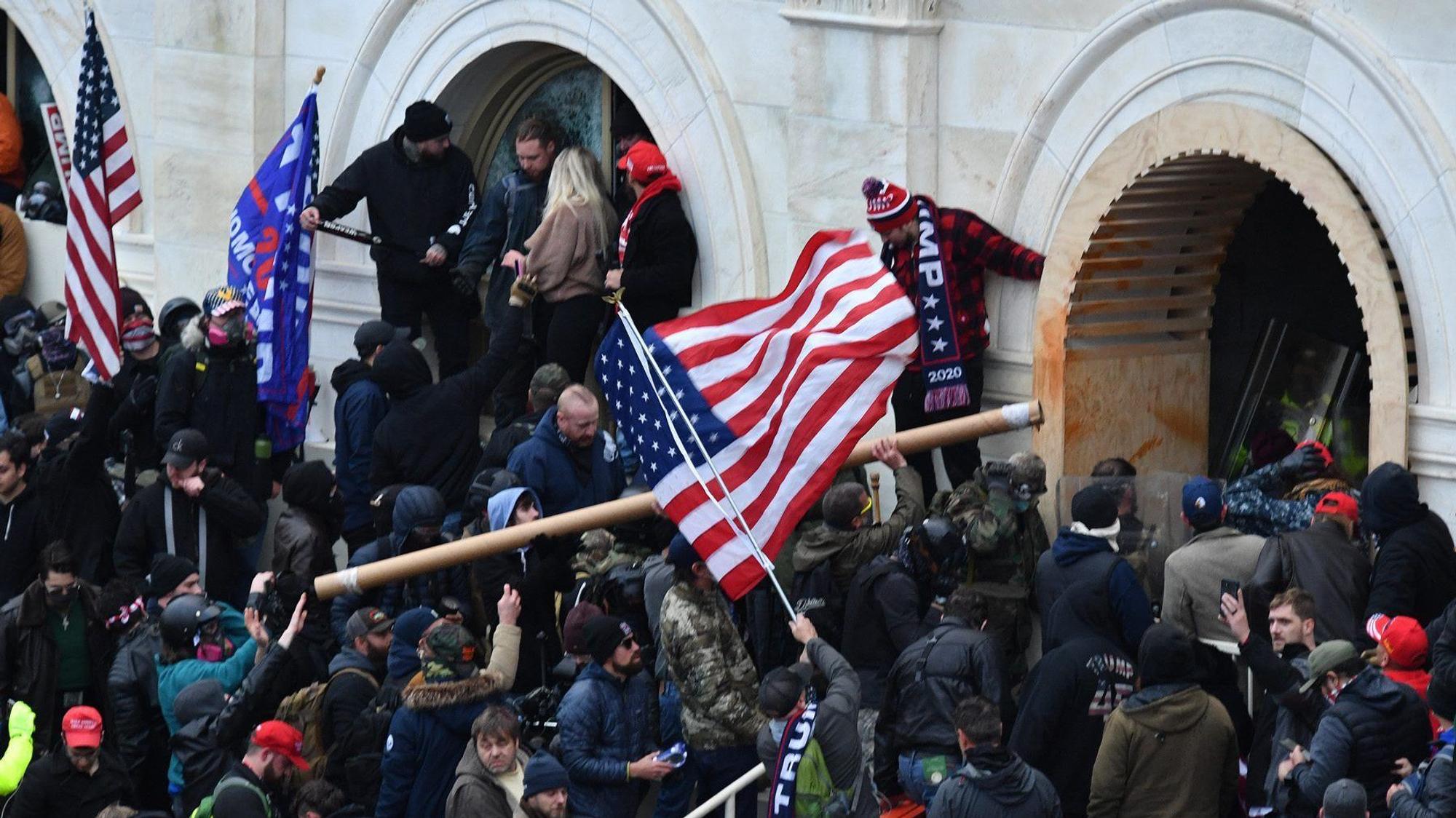 ARCHIV - 06.01.2021, USA, Washington: Anhänger von US-Präsident Donald Trump stürmen das US-Kapitol, wo die Gesetzgeber den Sieg des gewählten Präsidenten Joe Biden bei den Wahlen im November bestätigen sollten. Der Untersuchungsausschuss zum Sturm auf das US-Kapitol hat kurz vor Weihnachten seinen Abschlussbericht veröffentlicht. Der 845 Seiten lange Report wurde am Donnerstagabend (Ortszeit) publiziert. (zu dpa: «Ausschuss veröffentlicht Abschlussbericht zu Sturm auf US-Kapitol») Foto: Essdras M. Suarez/ZUMA Wire/dpa +++ dpa-Bildfunk +++