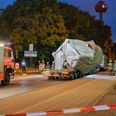 Die Ladung des Schwertransporters aus der Türkei drohte vom Anlieger zu fallen, nachdem dieser sich an der Idiotenbrücke festgefahren hatte.