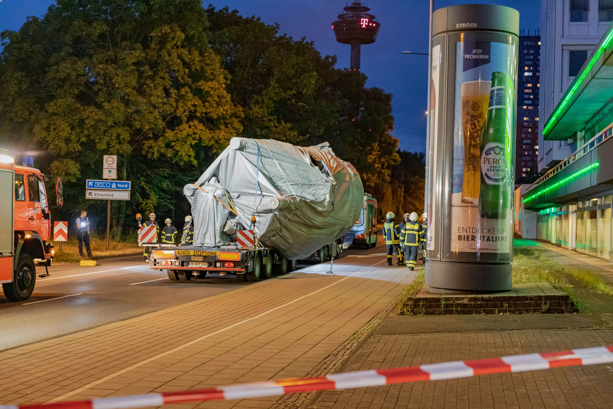 Die Ladung des Schwertransporters aus der Türkei drohte vom Anlieger zu fallen, nachdem dieser sich an der Idiotenbrücke festgefahren hatte.