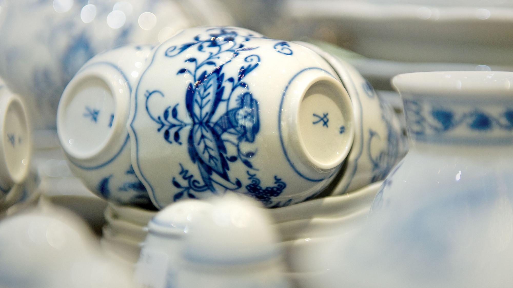 Ein Stapel von Meissner Porzellan mit blauem Zwiebelmuster.