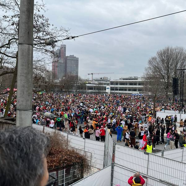 Mit Bodenplatten deckte die Stadt die Uniwiese an Weiberfastnacht ab.