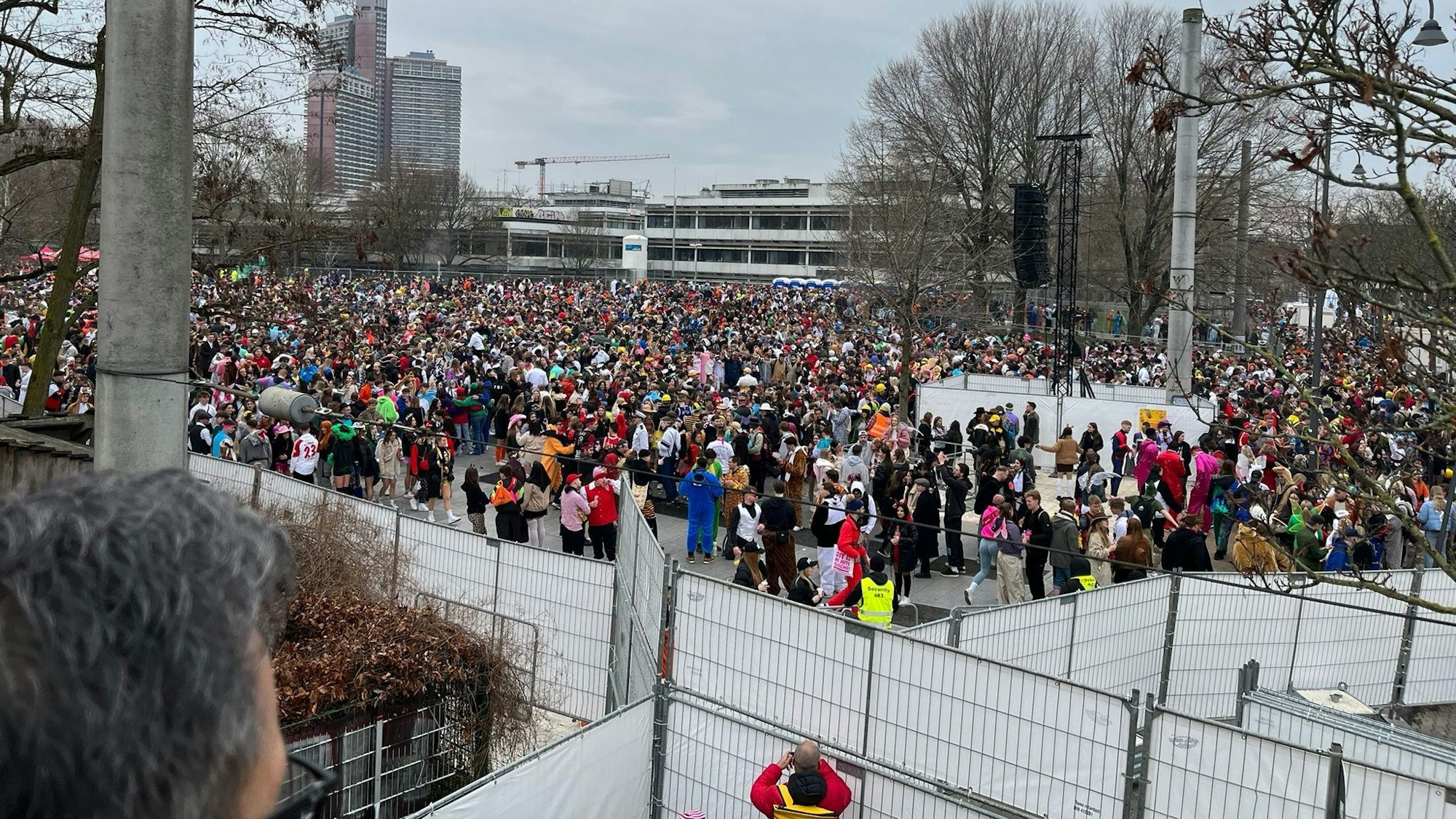 Mit Bodenplatten deckte die Stadt die Uniwiese an Weiberfastnacht ab.