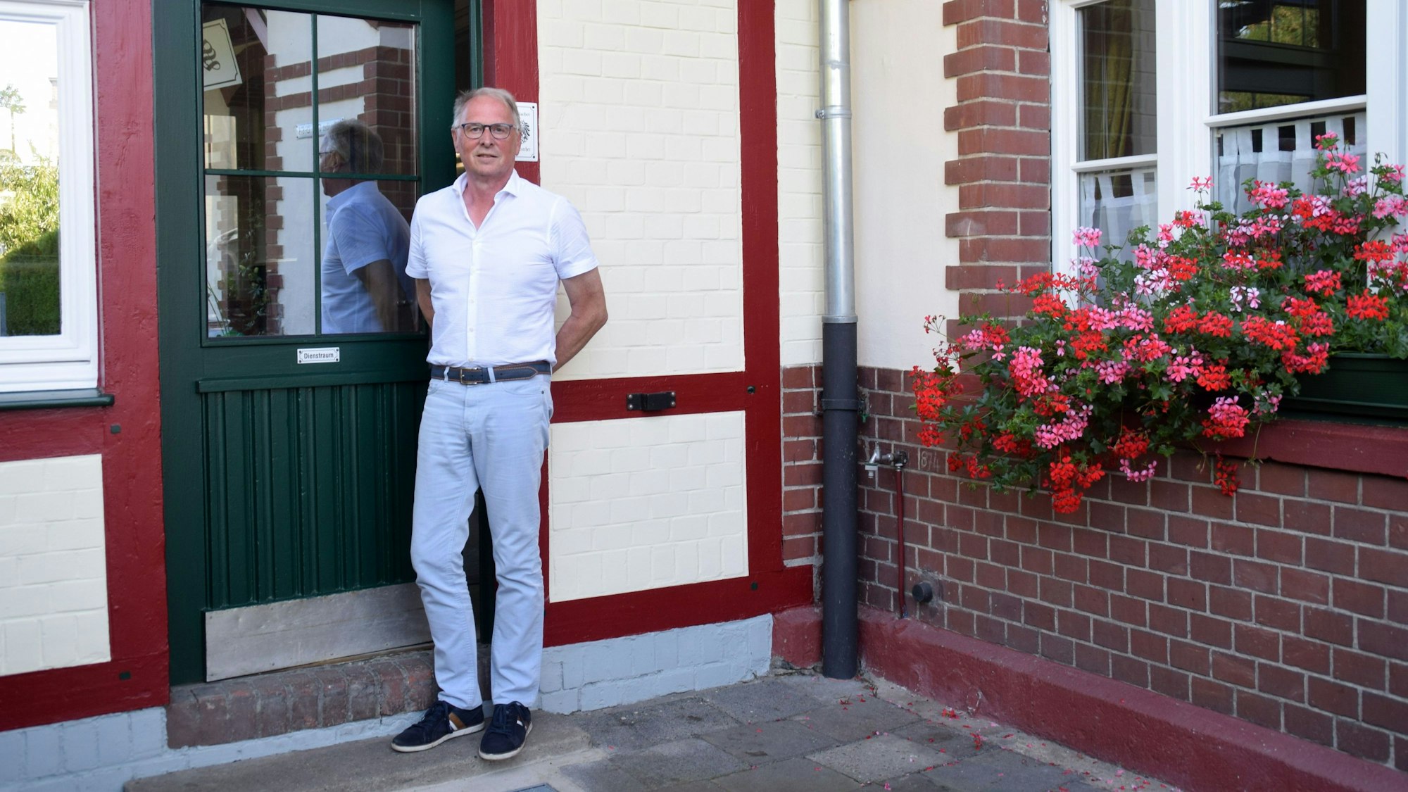 Albert Söhngen ist Eisenbahner mit Leib und Seele. Er wohnt im Bahnhofsgebäude mit seiner Frau Annette.