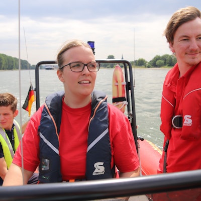Nach dem Diebstahl mehrerer Außenborder von Feuerwehr- und DLRG-Booten ist jetzt das Boot der DLRG wieder repariert worden, damit es sich wieder einsatzbereit melden kann. Melanie Kern (M.), Leon Faßbender (l.L und Michael Müller (r.) bei der Testfahrt.