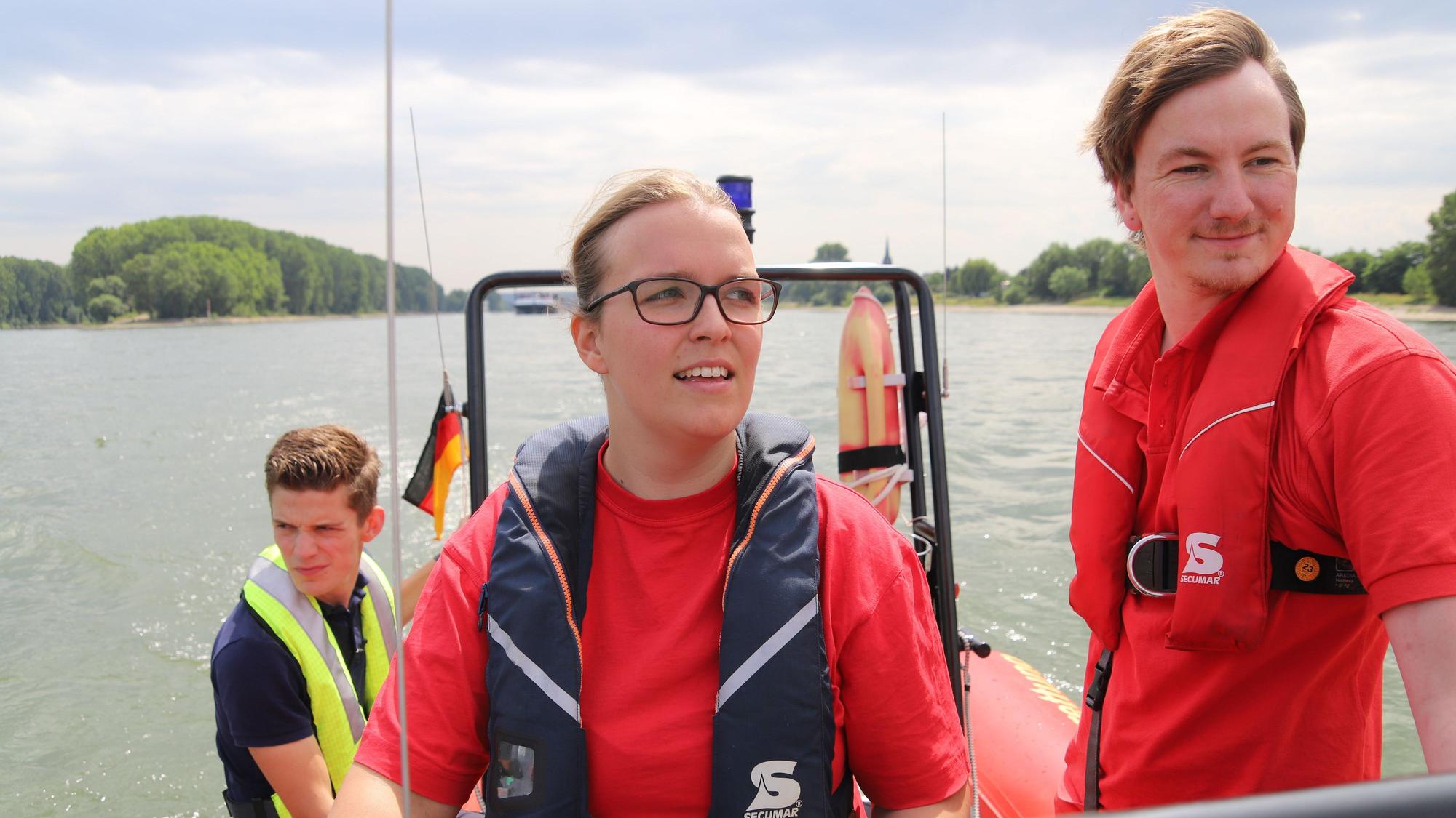 Nach dem Diebstahl mehrerer Außenborder von Feuerwehr- und DLRG-Booten ist jetzt das Boot der DLRG wieder repariert worden, damit es sich wieder einsatzbereit melden kann. Melanie Kern (M.), Leon Faßbender (l.L und Michael Müller (r.) bei der Testfahrt.