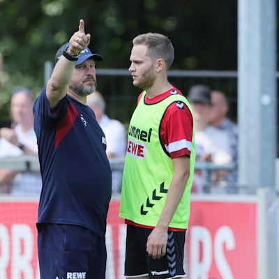 FC-Trainer Steffen Baumgart (l.) und der einzige nominelle Rechtsverteidiger im Kader, Benno Schmitz.
