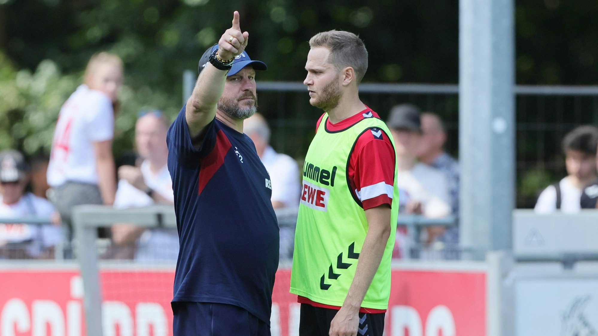 FC-Trainer Steffen Baumgart (l.) und der einzige nominelle Rechtsverteidiger im Kader, Benno Schmitz.