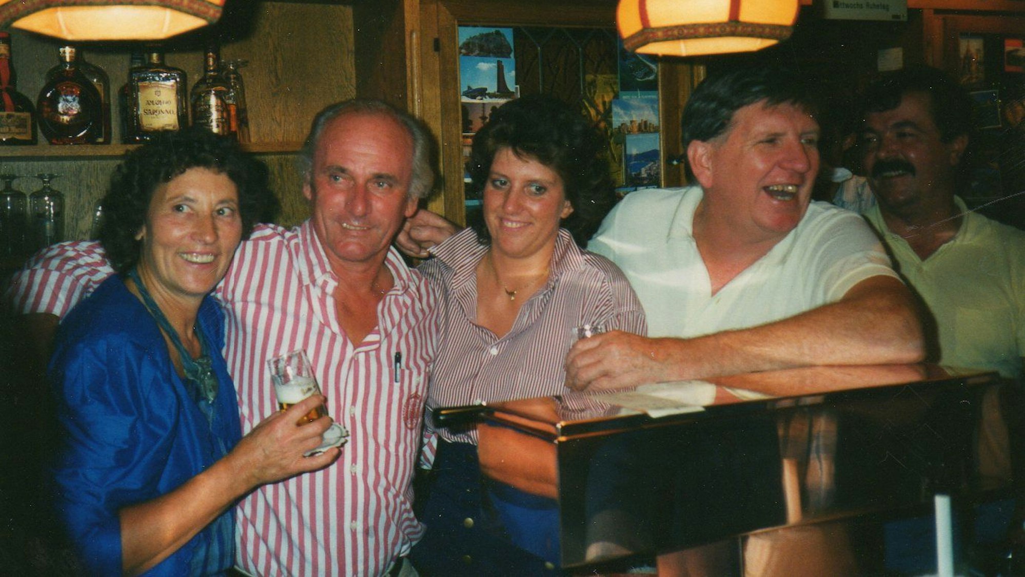Hinter der Theke im Dorfkrug: Leni Körner, Udo Lattek, Ute Körner und Engelbert Körner (v.l.).