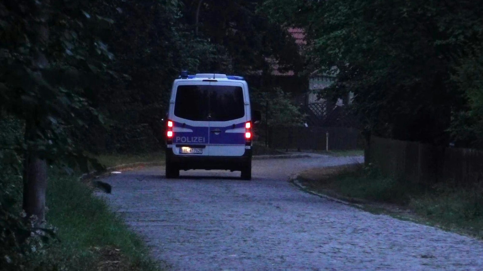 in Einsatzfahrzeug der Polizei fährt bei einer Suchaktion nach einem freilaufenden gefährlichen Raubkatze im Bereich der südlichen Landesgrenze von Berlin eine Straße in Kleinmachnow entlang.
