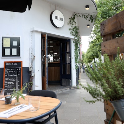 Der Eingang des None Bistro in Köln