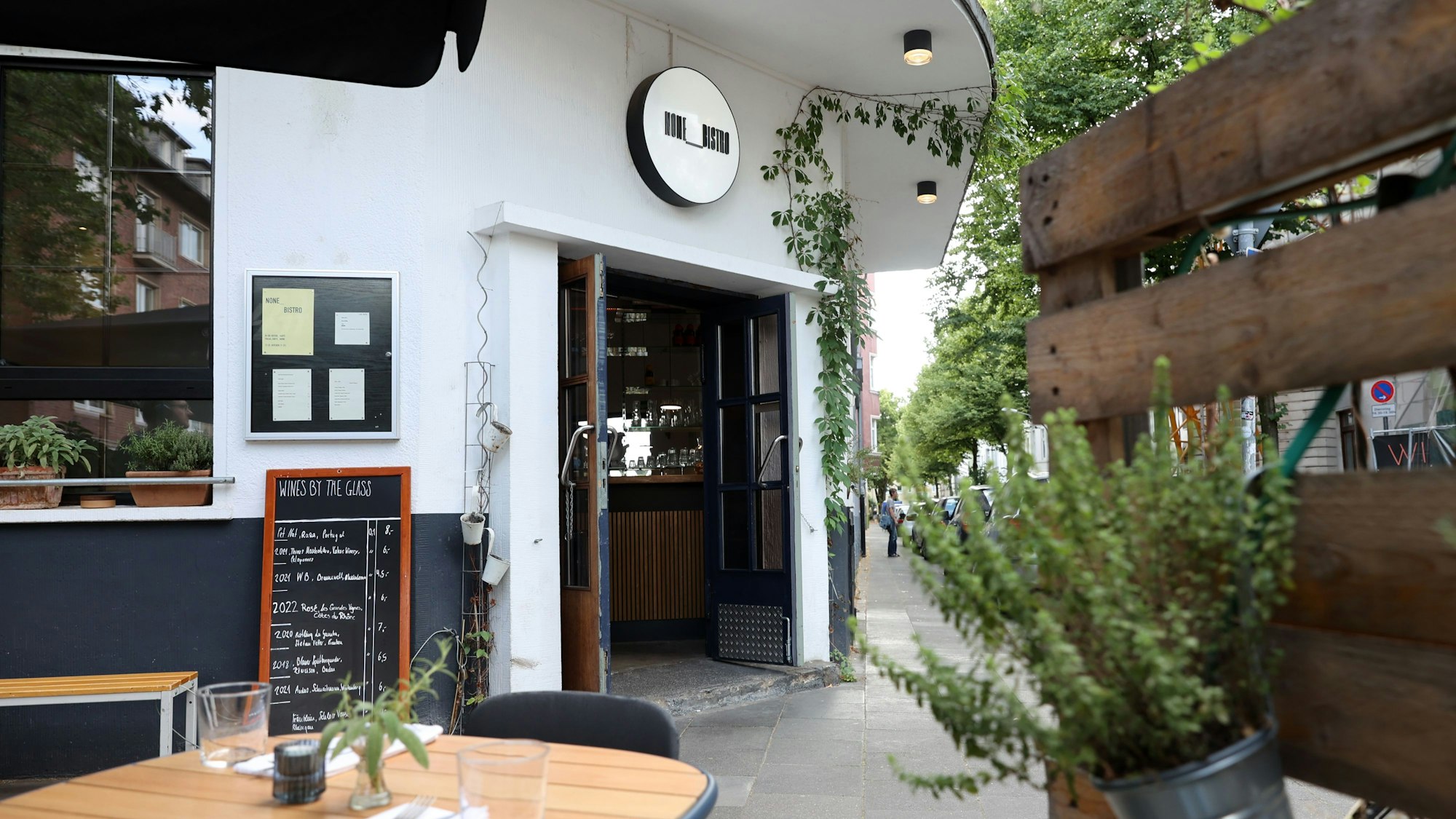 Der Eingang des None Bistro in Köln