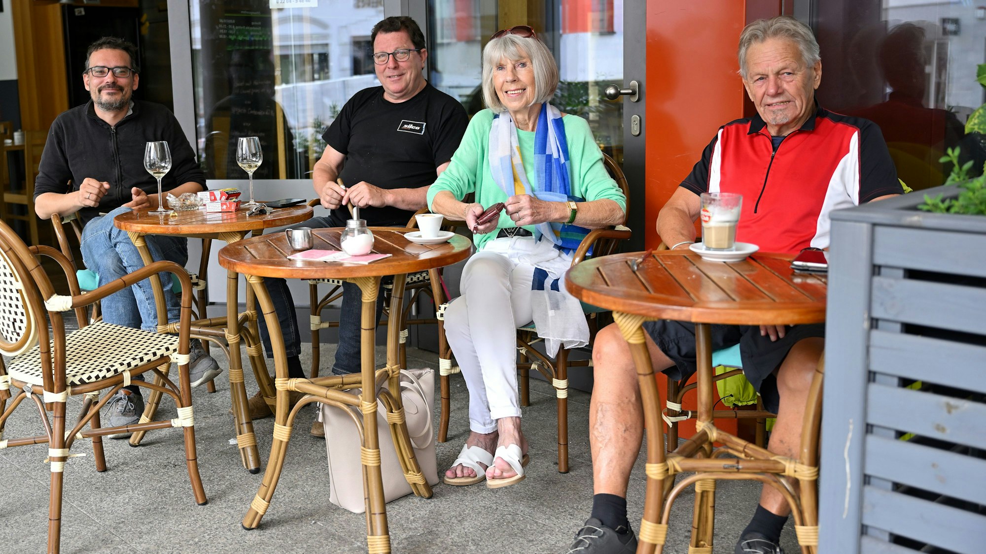 Das Foto zeigt Eddi Stoffel (r.) und Freunde im Café Amelie.