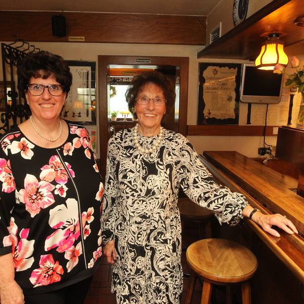 Porträt von Ute und Leni Körner, Mutter und Tochter. Sie betreiben den Dorfkrug gemeinsam.