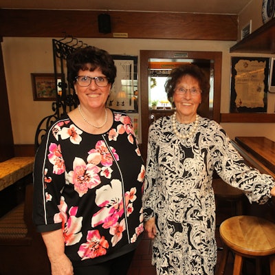 Porträt von Ute und Leni Körner, Mutter und Tochter. Sie betreiben den Dorfkrug gemeinsam.