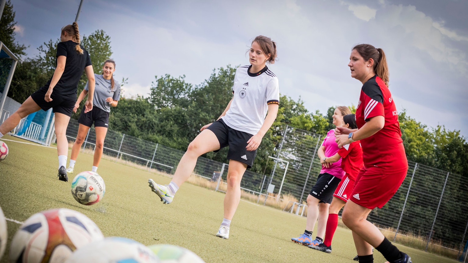 Beim FC Pech trainieren Frauen wie Friederike Demant (Mitte) am Ball.