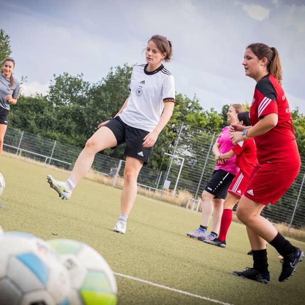 Beim FC Pech trainieren Frauen wie Friederike Demant (Mitte) am Ball.
