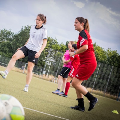 Beim FC Pech trainieren Frauen wie Friederike Demant (Mitte) am Ball.