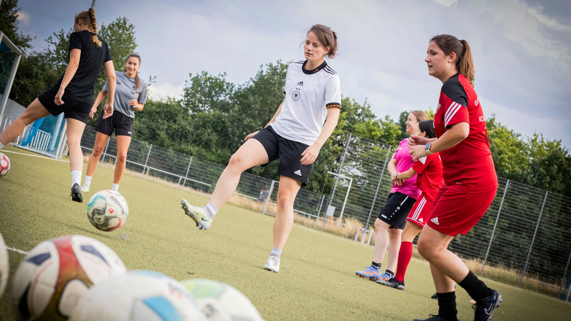 Beim FC Pech trainieren Frauen wie Friederike Demant (Mitte) am Ball.
