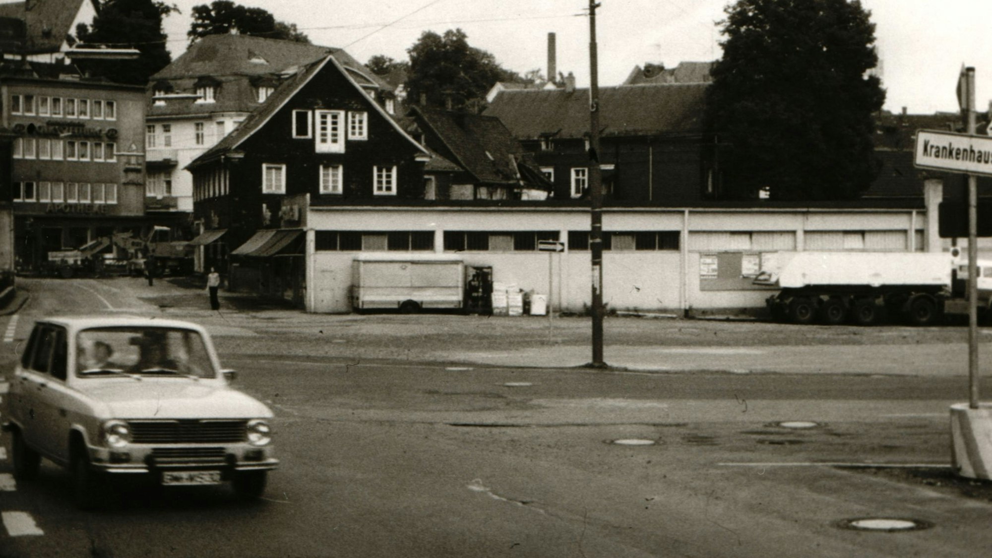 Ein altes schwarz-weißes Foto eines leeren Platzes.