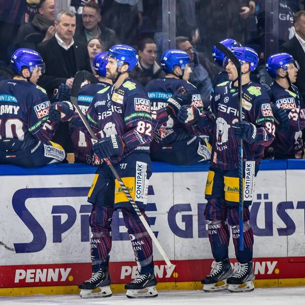 Alexandre Grenier (l) und Marcel Noebels klatschen mit Teamkollegen von den Eisbären Berlin ab.