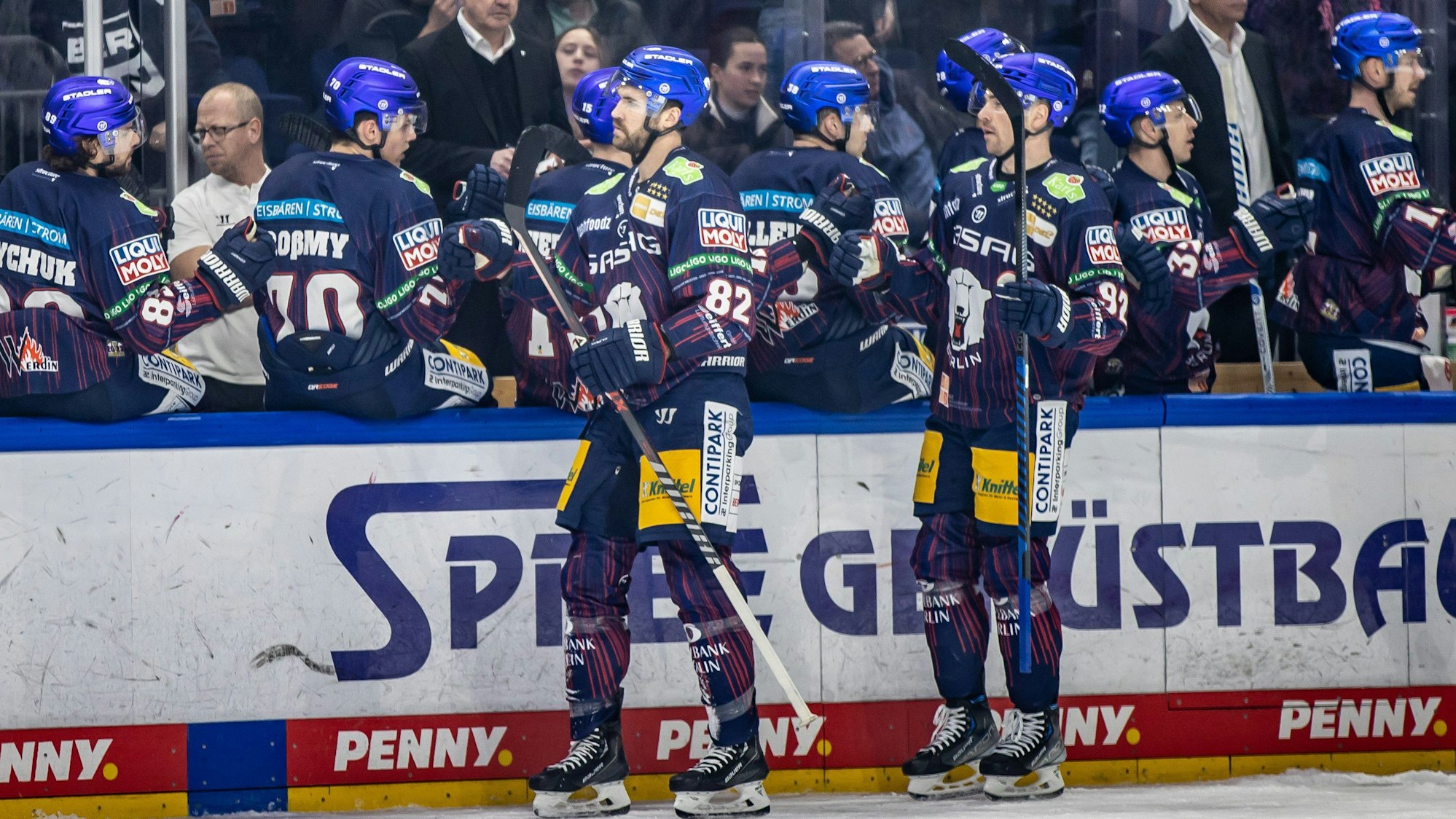 Alexandre Grenier (l) und Marcel Noebels klatschen mit Teamkollegen von den Eisbären Berlin ab.