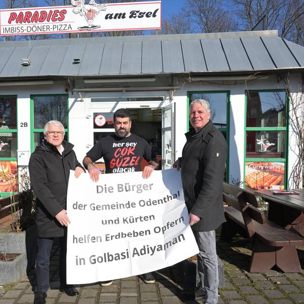 Imbissbudenbesitzer Erkan Karahan BM steht mit Robert Lennerts und Willi Heider in einer Reihe.