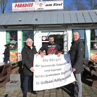 Imbissbudenbesitzer Erkan Karahan BM steht mit Robert Lennerts und Willi Heider in einer Reihe.