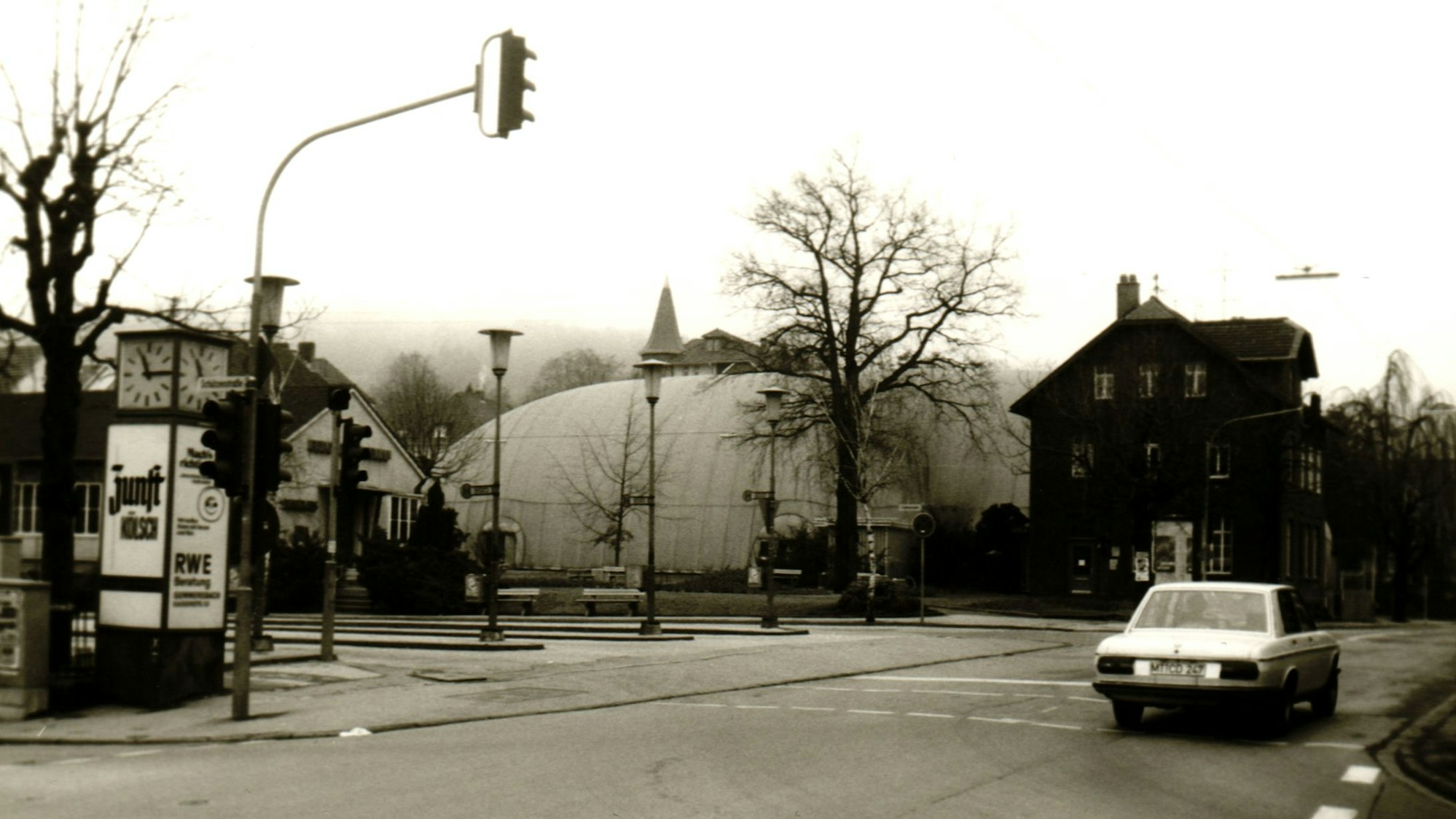 Blick vor 50 Jahren in Richtung Bismarckplatz und Traglufthalle