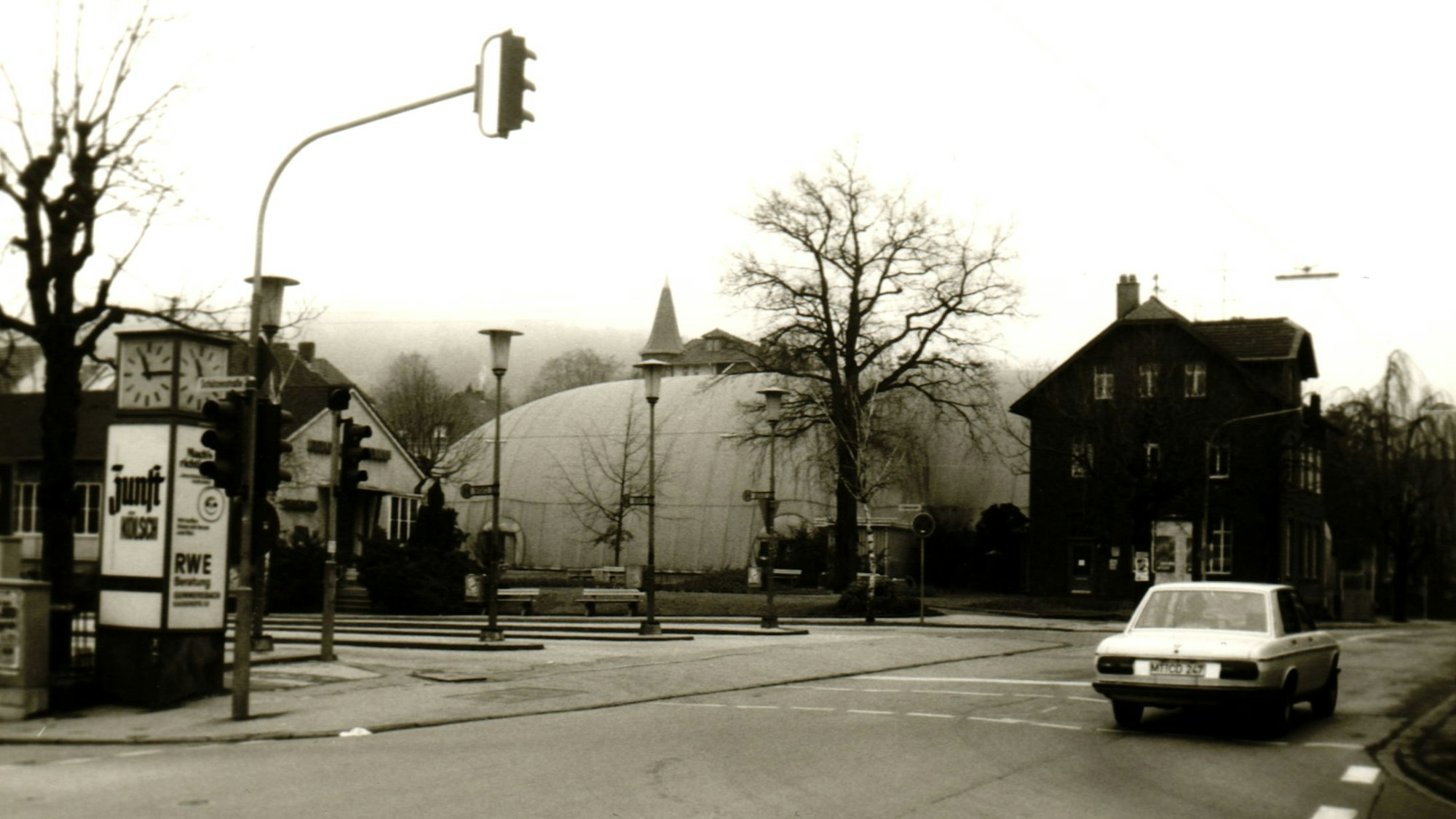 Blick vor 50 Jahren in Richtung Bismarckplatz und Traglufthalle