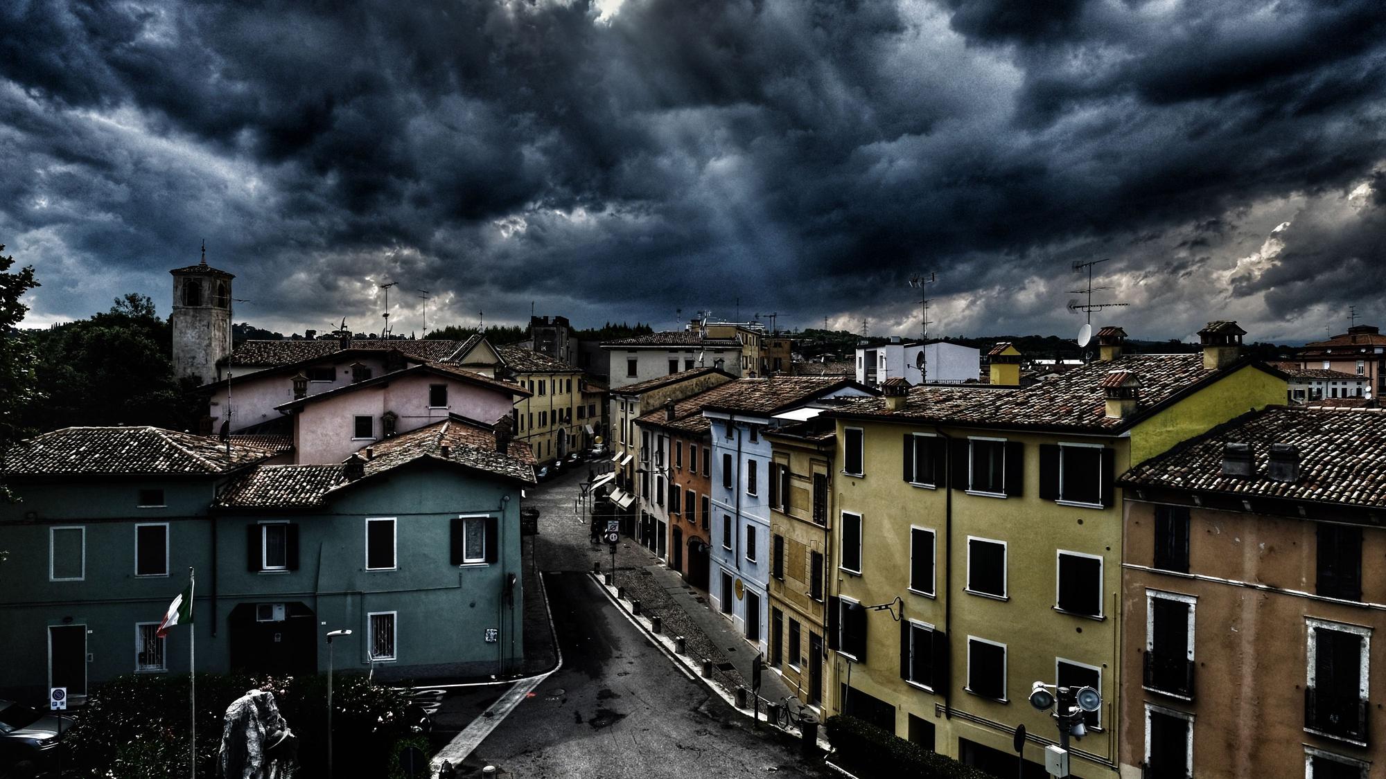 Ein Unwetter zieht über die Desenzano del Garda, die größte Stadt am italienischen Gardasee, her. An dem beliebten Urlaubsort kam es zu vielen Blitzen. (Archivbild)