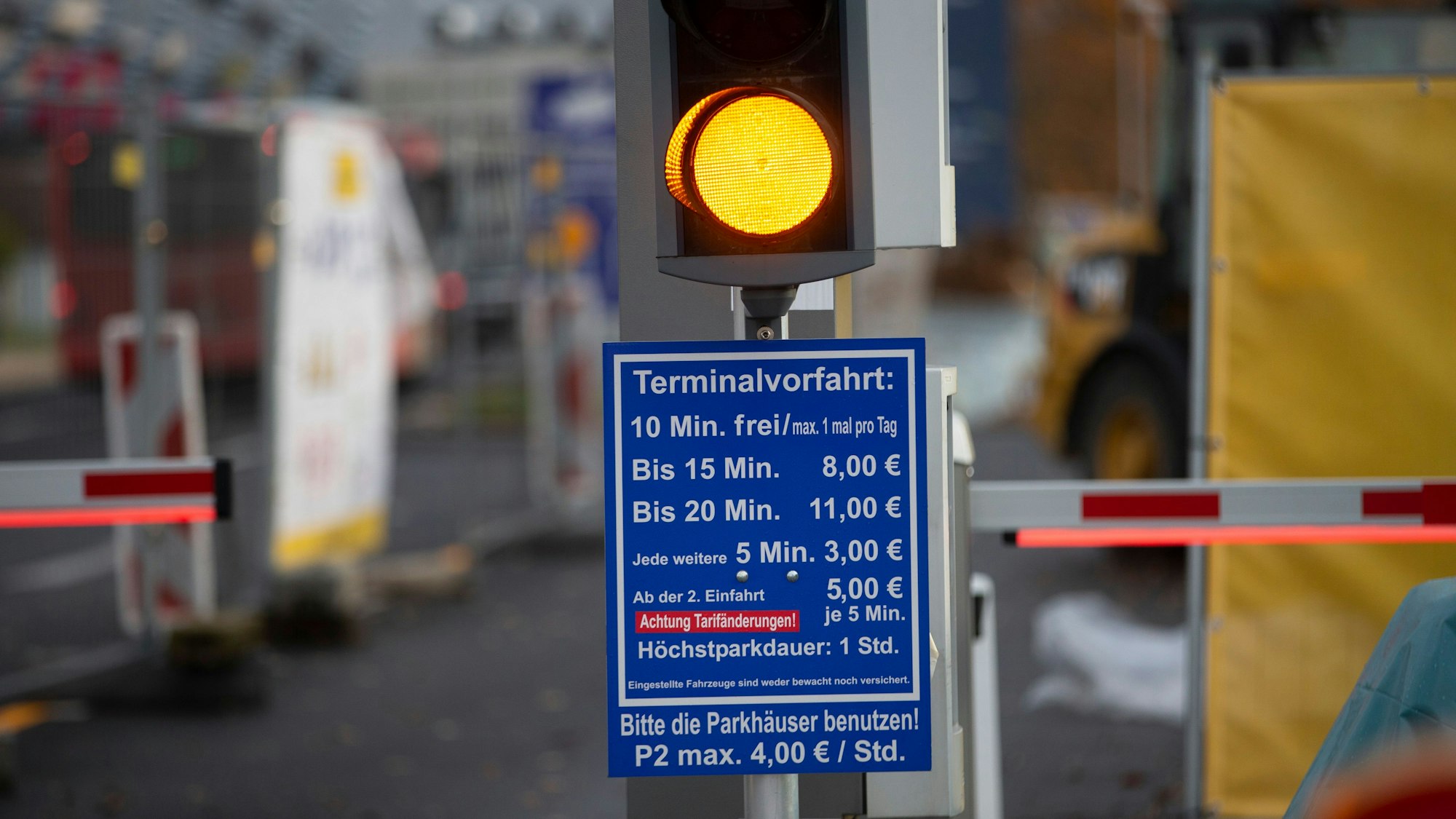 Hohe Parkgebühren bemängeln Google-Rezensenten. Besonders die Vorfahrt zu den Terminals kann am Flughafen Köln/Bonn schnell teuer werden.