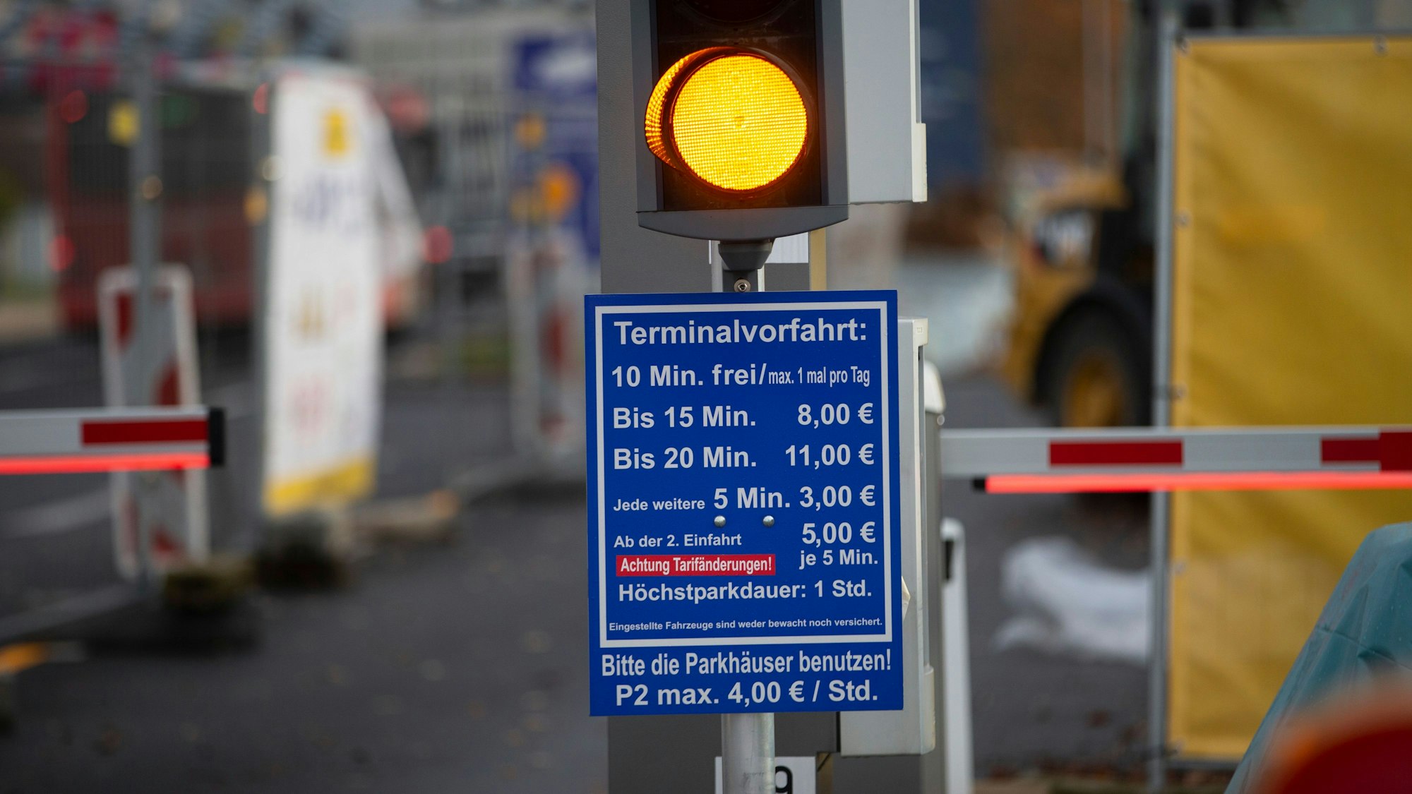 Ein Schild weist auf die Kosten für das Parken hin.