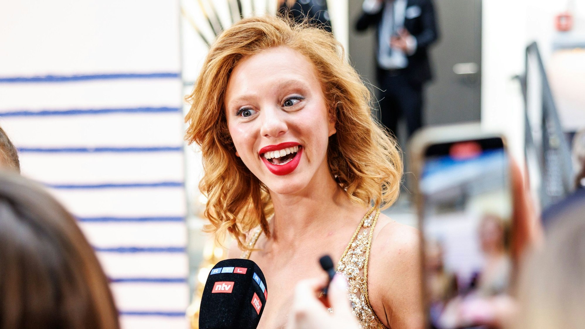 Anna Ermakova gibt im Vorfeld der Deutschland-Premiere von Jean-Paul Gaultiers «Fashion Freak Show» ein Interview.