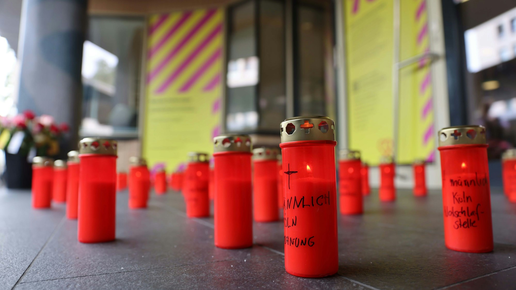 Vor dem Eingang zum Café Bach an der Haltestelle Heumarkt stehen 76 Grablichter.