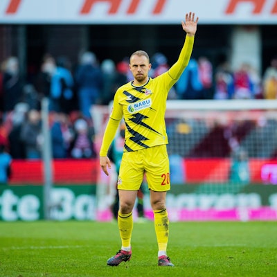 Kölns Torwart Marvin Schwäbe dankt den Fans für die Unterstützung.