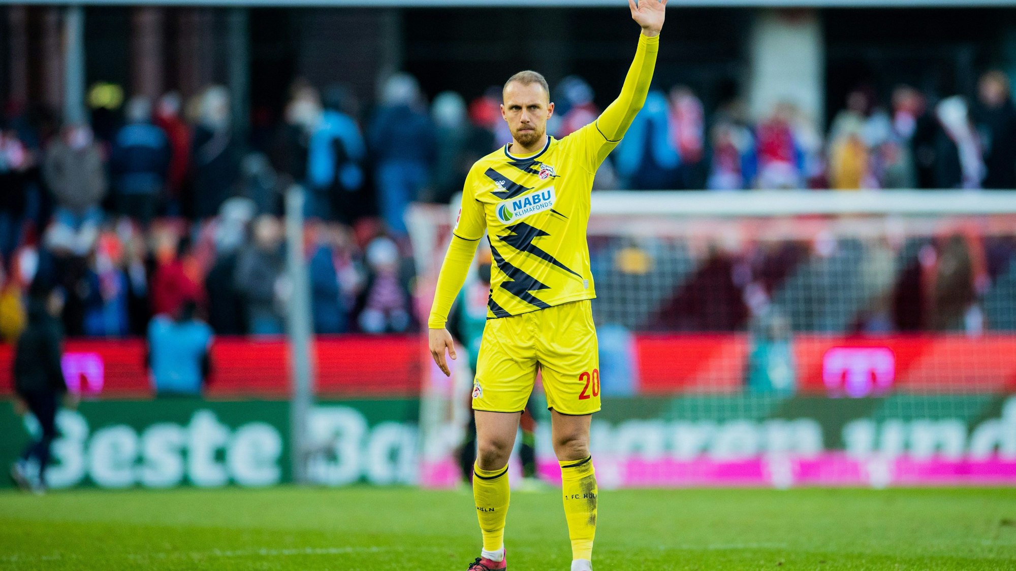 Kölns Torwart Marvin Schwäbe dankt den Fans für die Unterstützung.