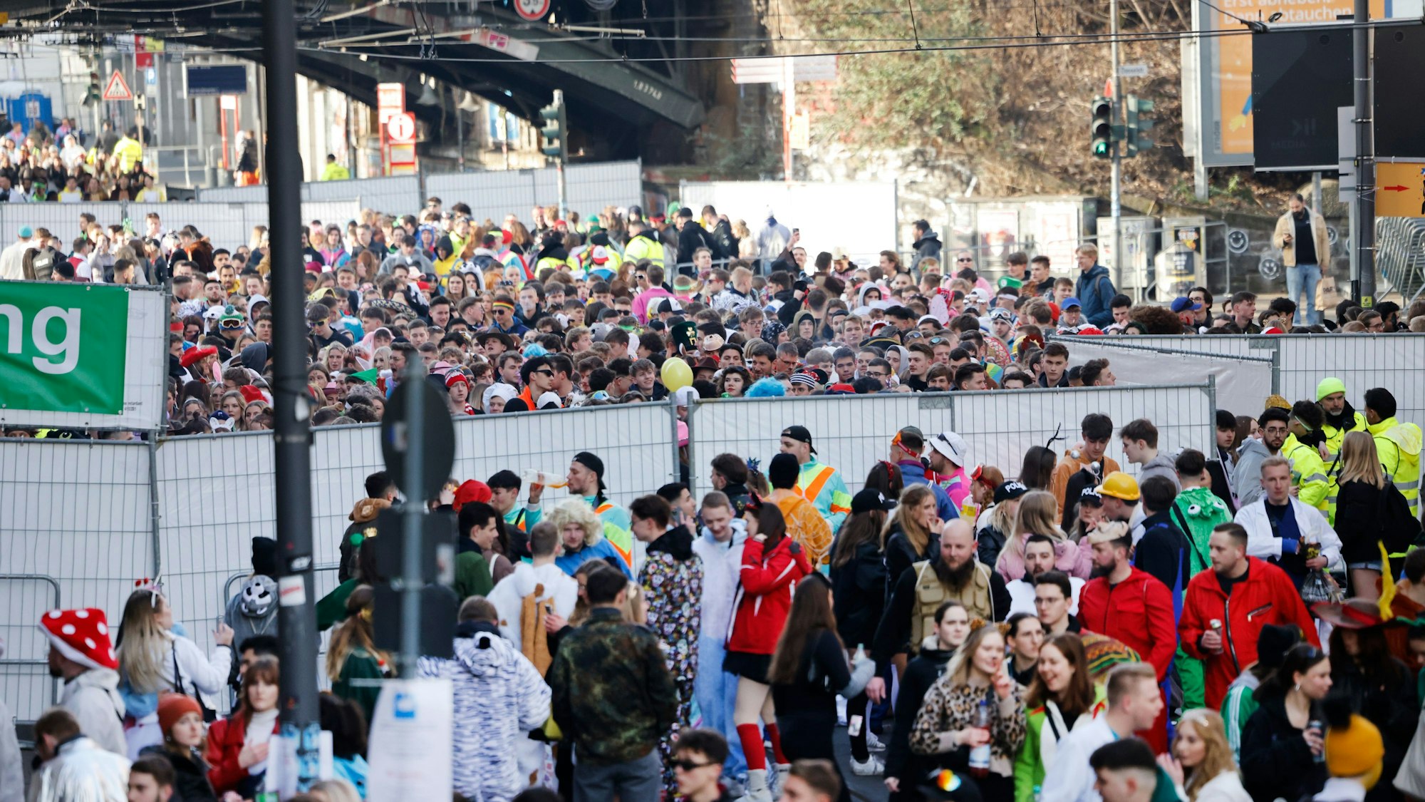 Eine Menschenmenge wartet am Eingang zum Zülpicher Viertel auf Einlass. Mit der Weiberfastnacht beginnt traditionell der Straßenkarneval.
