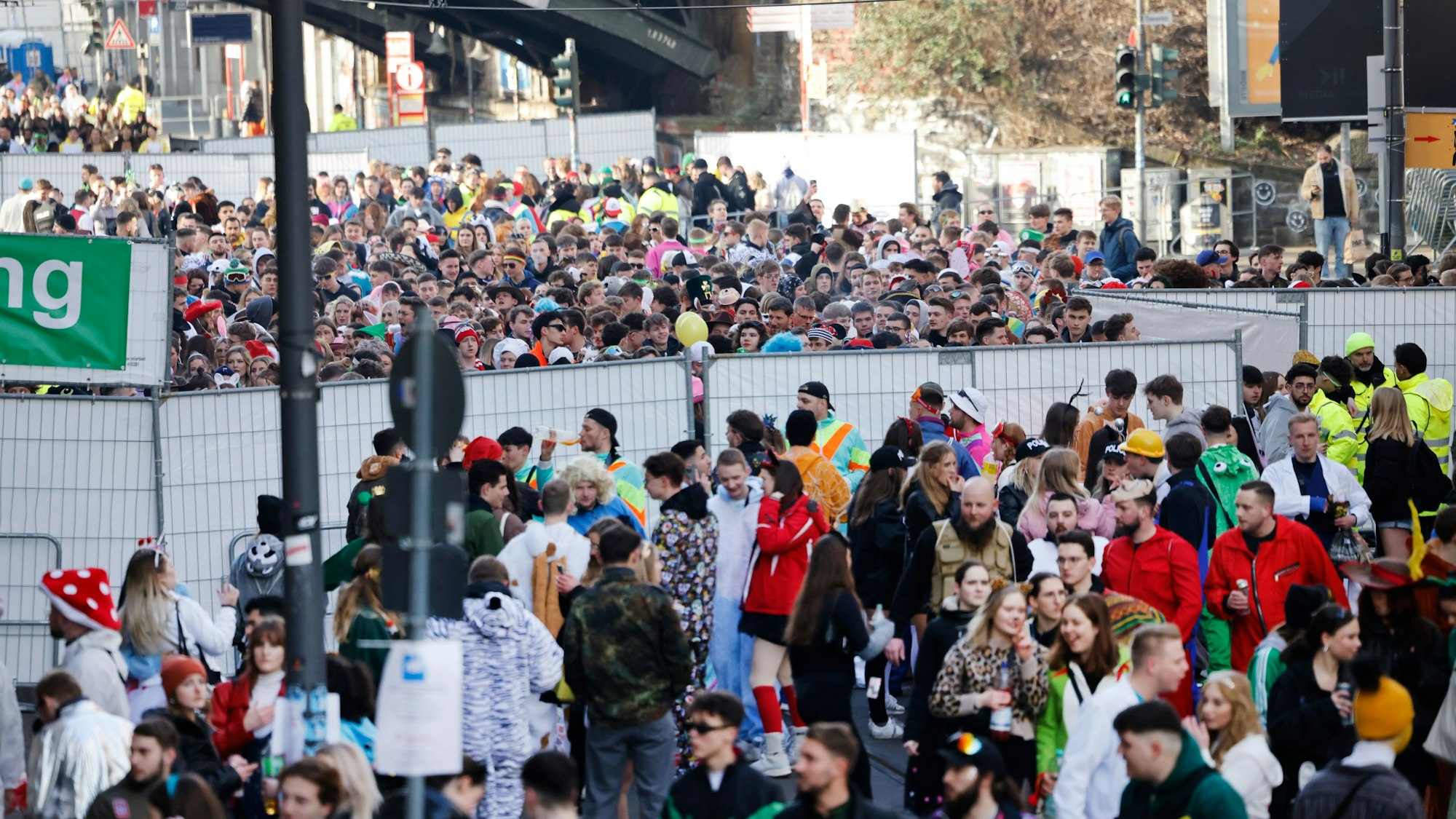 Eine Menschenmenge wartet an Weiberfastnacht am Eingang zum Zülpicher Viertel auf Einlass. picture alliance/dpa