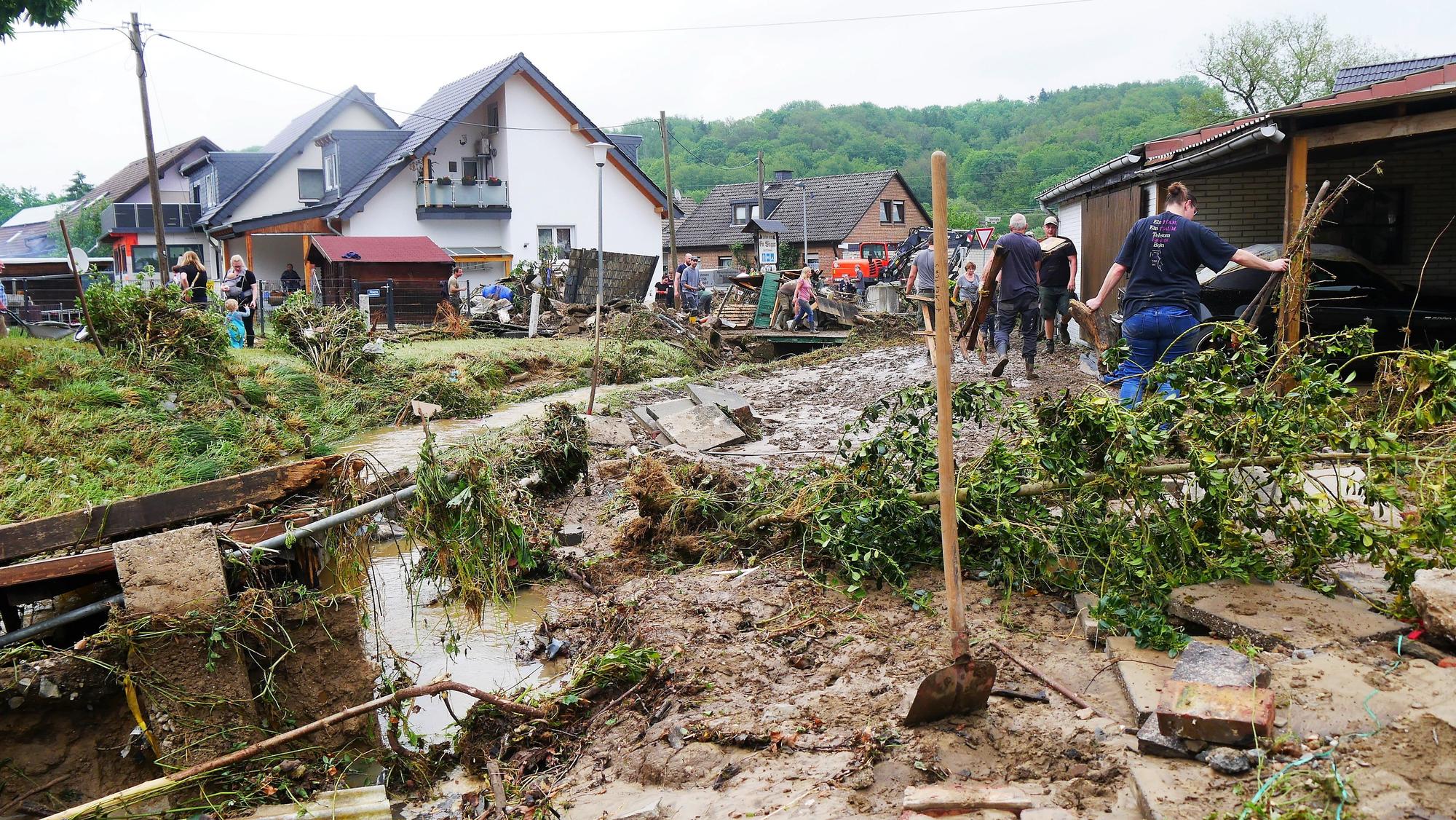 Am Tag nach dem Hochwasser vom 4. Juni 2021 waren die Bewohner von Lanzenbach mit Aufräumarbeiten beschäftigt. Schlamm mussten sie überall dort wegschippen, wo der kleine Rosentaler Bach zum reißenden Strom geworden war.