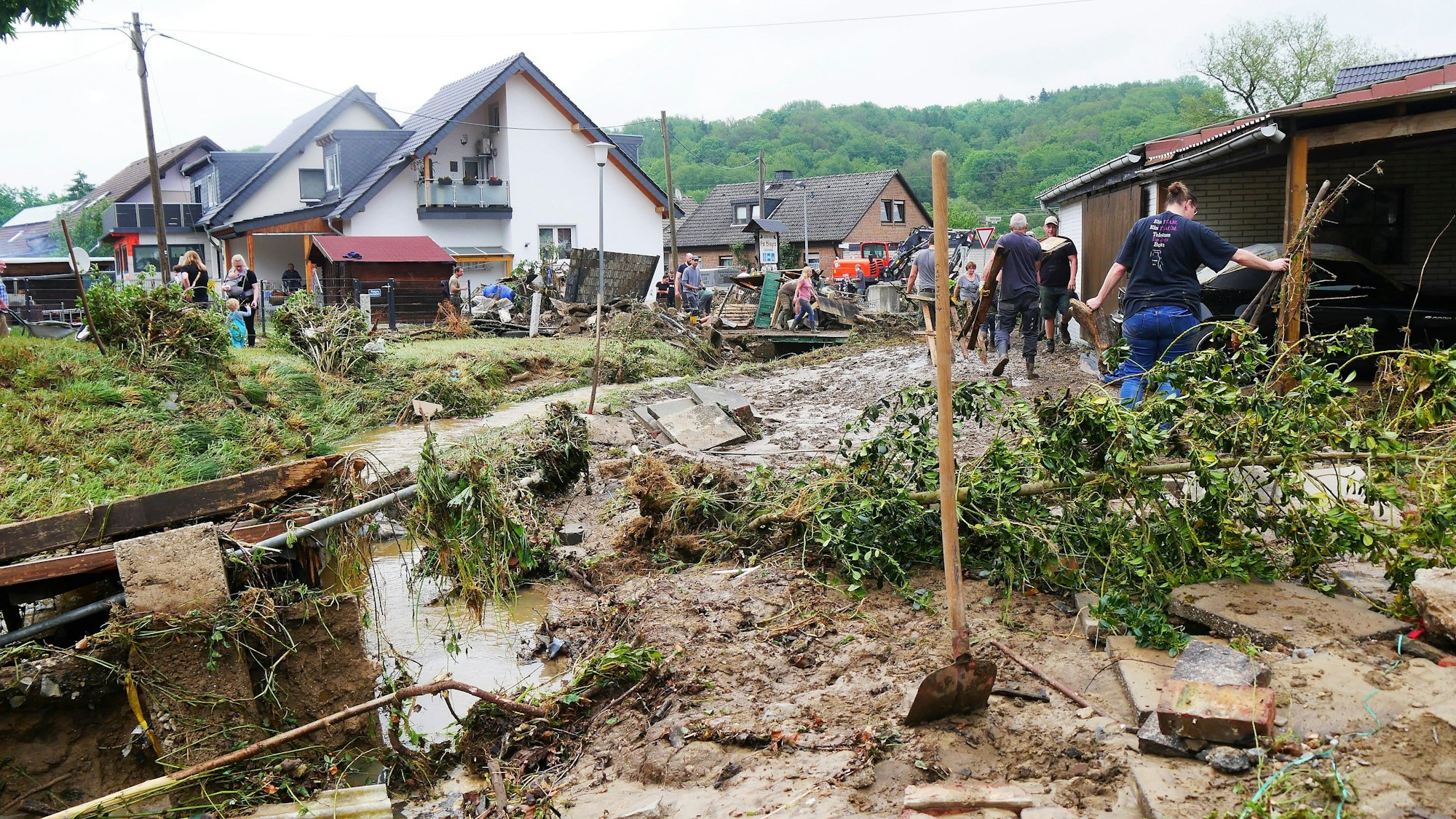 Am Tag nach dem Hochwasser vom 4. Juni 2021 waren die Bewohner von Lanzenbach mit Aufräumarbeiten beschäftigt. Schlamm mussten sie überall dort wegschippen, wo der kleine Rosentaler Bach zum reißenden Strom geworden war.