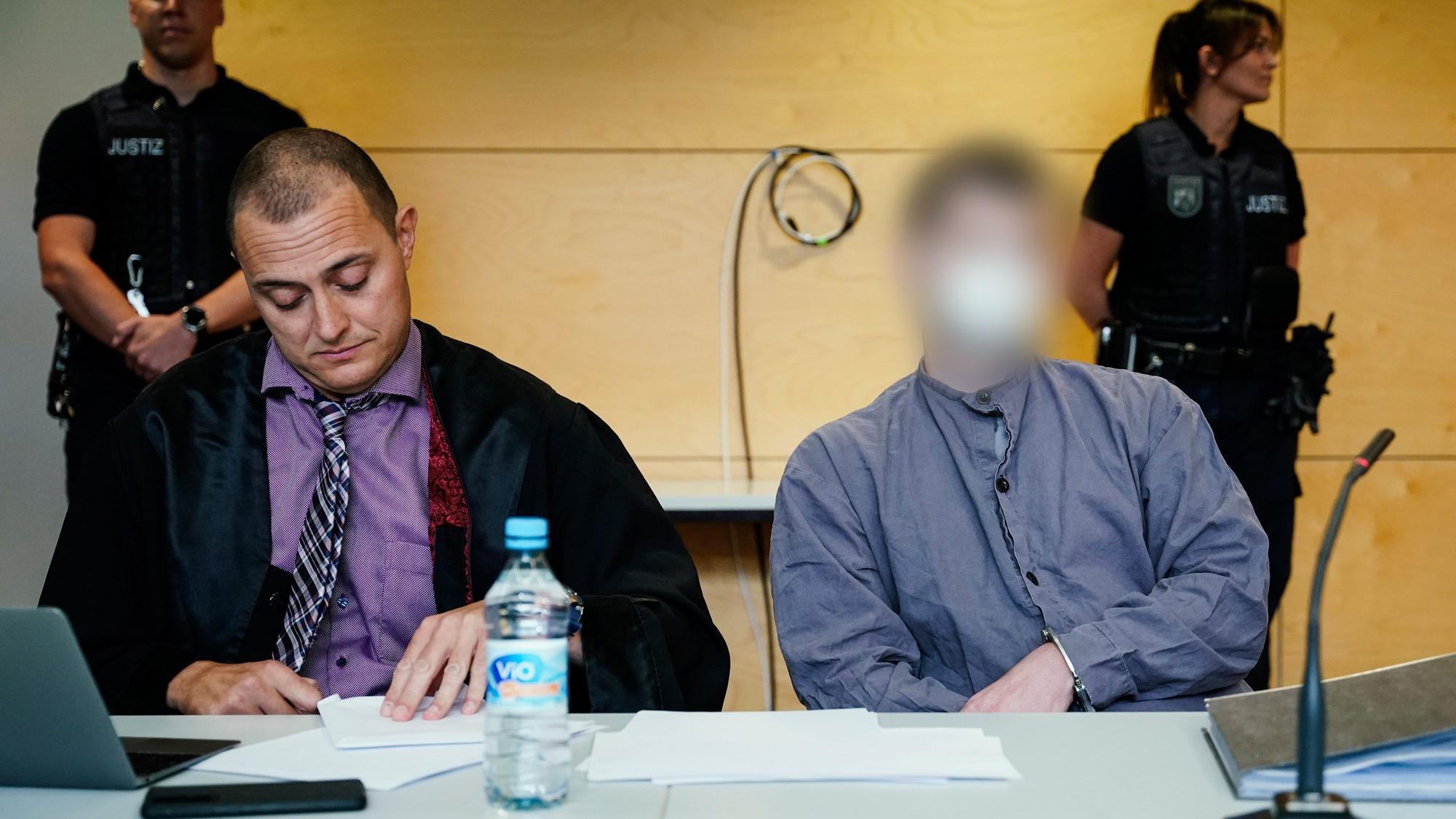 Der Hauptangeklagte (r) sitzt neben seinem Anwalt Leonhard Kaiser im Verhandlungssaal des Landgerichts Kaiserslautern.