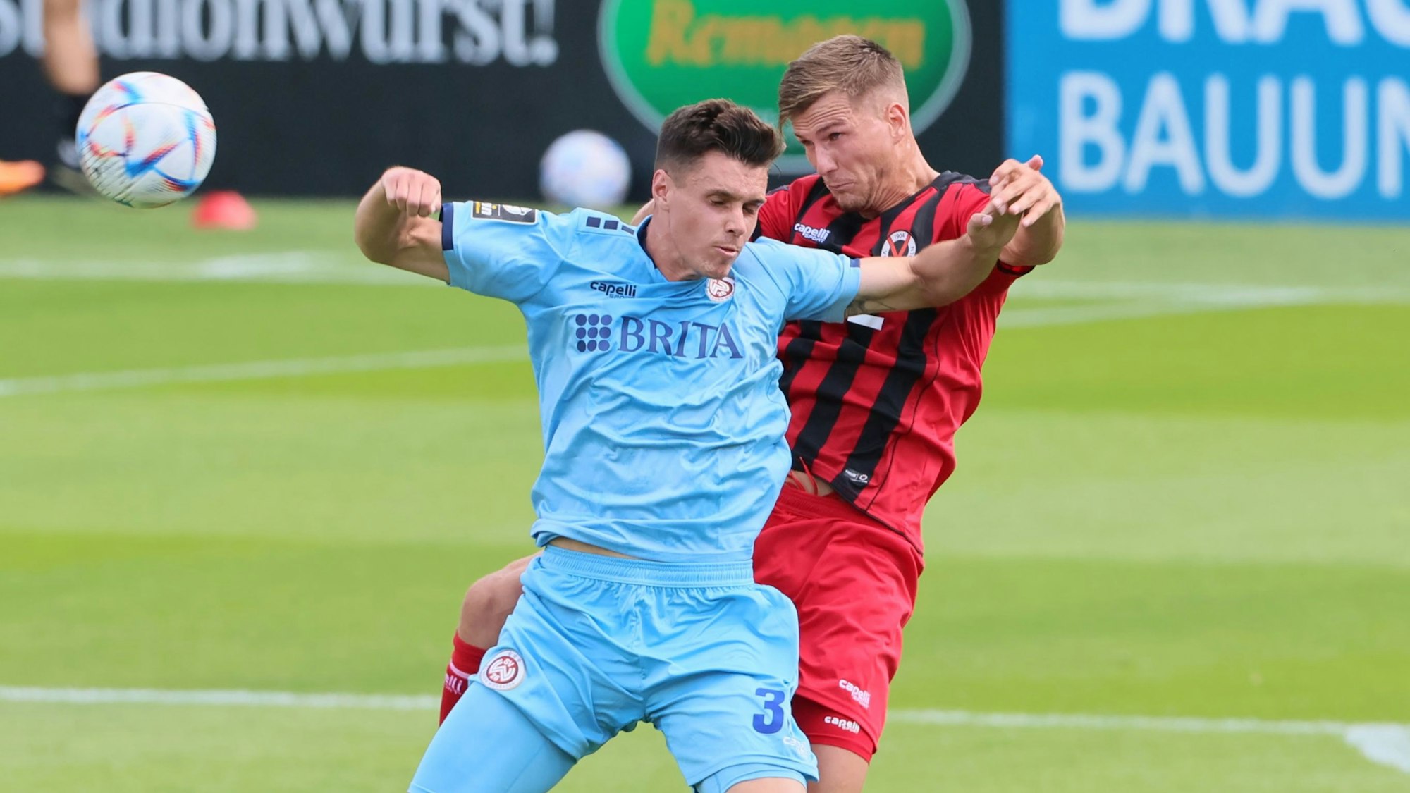 FC Viktoria Köln vs. SV Wehen Wiesbaden, 3. Liga, von links: John Iredale (SV), Moritz Fritz (Viktoria), 06.08.2022, Bild: Herbert Bucco